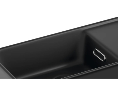 Detailní pohled na černý kuchyňský dřez s přepadovou armaturou