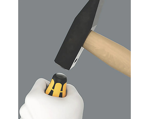 Kladivo udeří na šroubovák v ruce