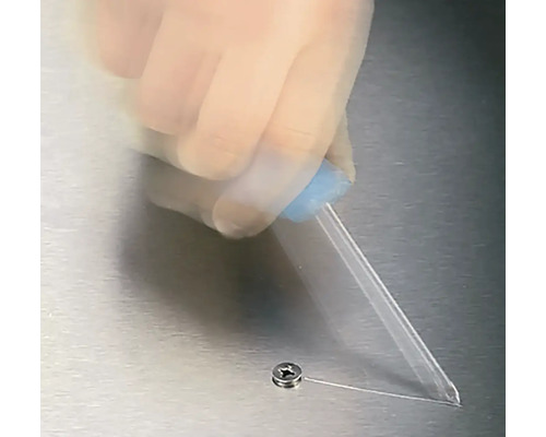 Aplikace lepidla na šroub pomocí pipety