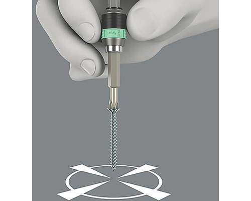 Ruka drží šroubovák se šroubem