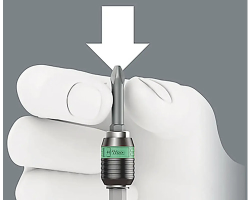 Šroubovák Wera je držen v ruce a tlačen šipkou dolů.