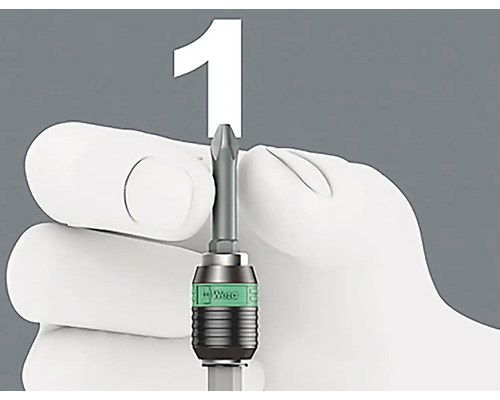 Šroubovací bit drží ruka.