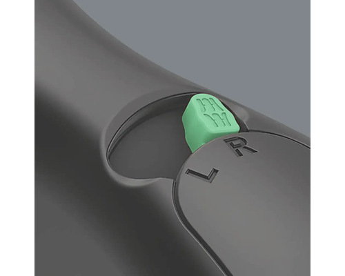 Detailní záběr přepínače pro pravý a levý chod na šroubováku