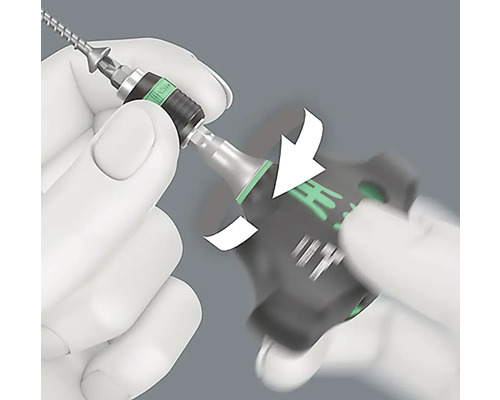 Osoba manipuluje se šroubovákem s držákem bitů a šipkou směru otáčení