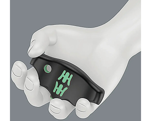 Černá rukojeť šroubováku v ruce