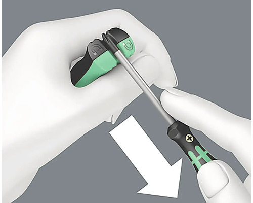 Osoba v rukavicích používá šroubovák k ovládání nástroje.