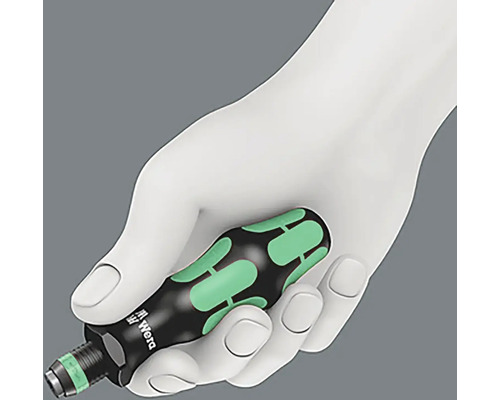 Šroubovák s ergonomickou rukojetí držený v ruce.