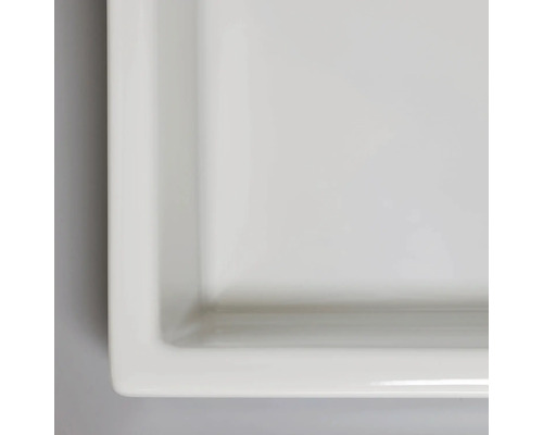 Detail obdélníkového, plochého keramického umyvadla