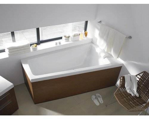 Moderní koupelna s vanou, ručníky a židlí