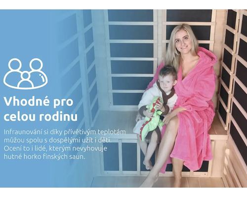 Žena a dítě sedí v infračervené sauně.