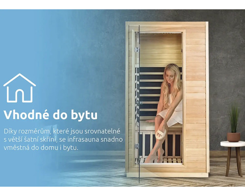 Žena používá dřevěnou infračervenou saunu v interiéru