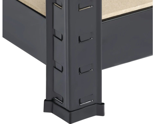 Detailní pohled na černý kovový regál s policemi