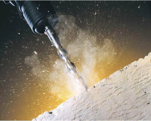 Vrtačka vrtá otvor do betonu.