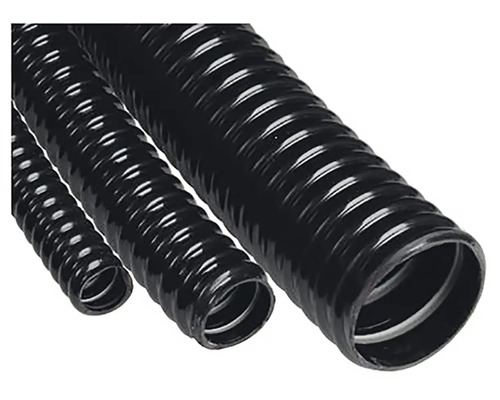 Tři černé, ohebné elektroinstalační trubky různých velikostí