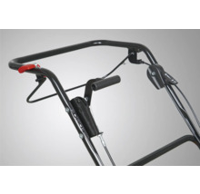 Detailní pohled na rukojeť zahradní frézy s ovládacími prvky