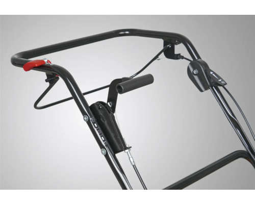 Detailní pohled na rukojeť zahradní frézy s ovládacími prvky