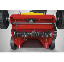 Pohled zespodu na provzdušňovač trávníku s rotujícími noži pro péči o trávník