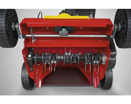 Pohled zespodu na provzdušňovač trávníku s rotujícími noži pro péči o trávník