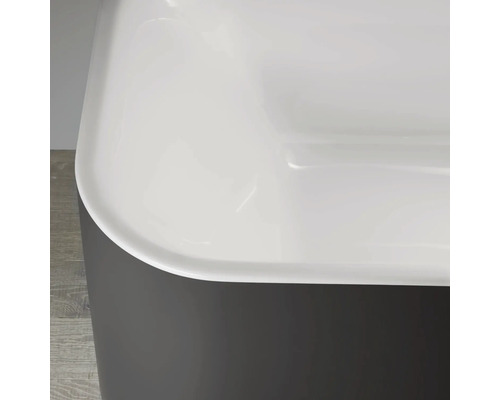 Detail vany s šedým vnějškem a bílým vnitřkem