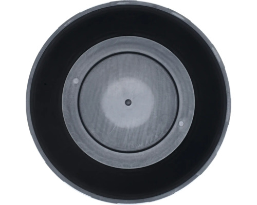 Pohled shora na kulatý květináč s vyjímatelnou vložkou