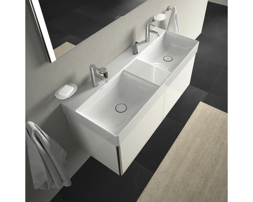 Moderní koupelna s dvojitým umyvadlem, bateriemi, zrcadlem a ručníky