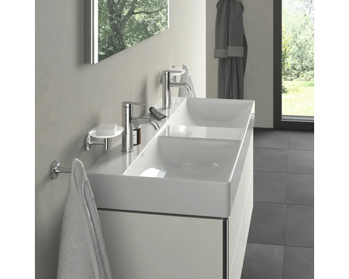 Moderní koupelna s dvojitým umyvadlem, bateriemi, zrcadlem a držákem na ručníky