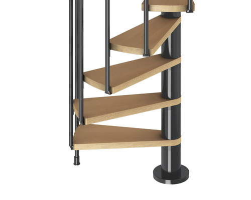 Detailní pohled na točité schodiště s dřevěnými stupni a kovovým zábradlím