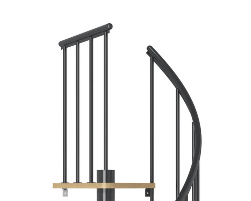 Detailní záběr točitého schodiště s dřevěnými schody a kovovým zábradlím