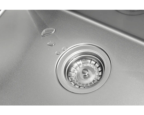 Detail nerezového dřezu s odtokem