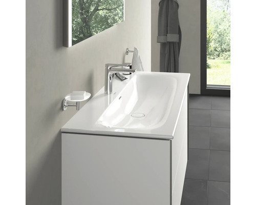 Koupelnové umyvadlo s baterií a miskou na mýdlo před zrcadlem