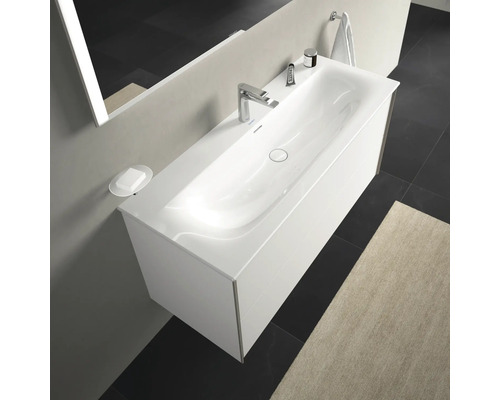 Umyvadlo se skříňkou ve světlé koupelně