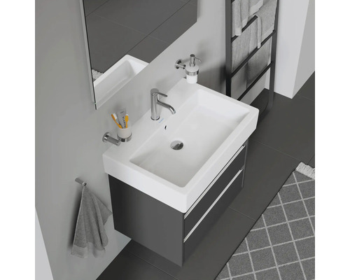 Umyvadlo se skříňkou, baterií, dávkovačem mýdla a držákem na ručníky v koupelně