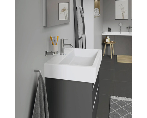 Moderní koupelna s umyvadlem, skříňkou pod umyvadlo, zrcadlem a držákem na ručníky