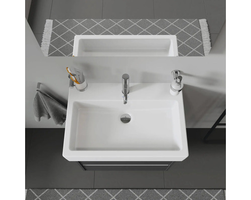 Pohled shora na koupelnu s umyvadlem, vodovodní baterií, dávkovačem mýdla a držákem na ručníky