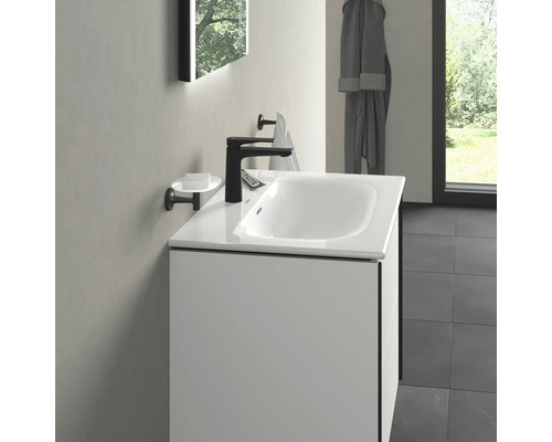 Koupelna s umyvadlem, vodovodní baterií, zrcadlem a županem