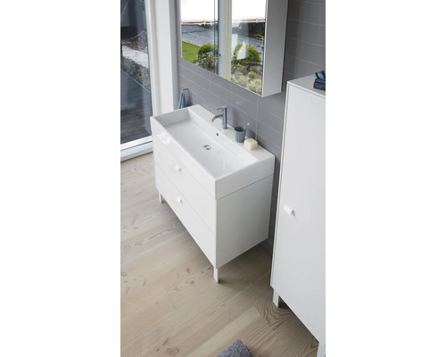 Světlá koupelna s umyvadlovou skříňkou, zrcadlovou skříňkou a boční skříňkou