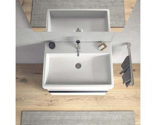 Pohled shora na koupelnu s umyvadlem, baterií, mýdlem a držákem na ručníky