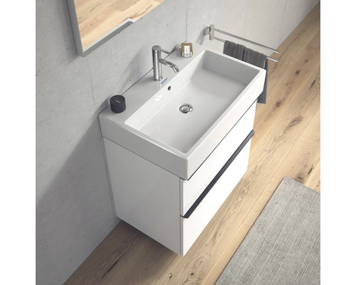 Moderní koupelna s umyvadlovou skříňkou, baterií a držákem na ručníky