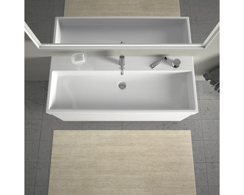 Pohled shora na koupelnu s umyvadlem, zrcadlem a koupelnovým kobercem