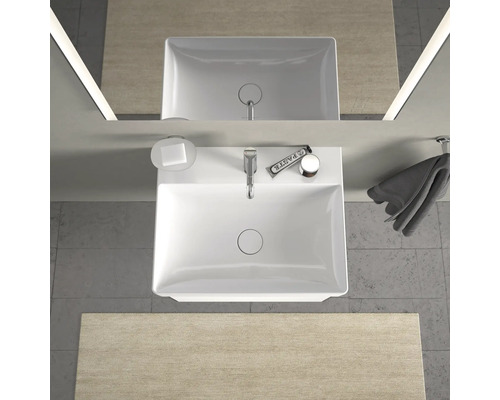 Pohled shora na koupelnu s umyvadlem, mýdlem, ručníkem a zrcadlem