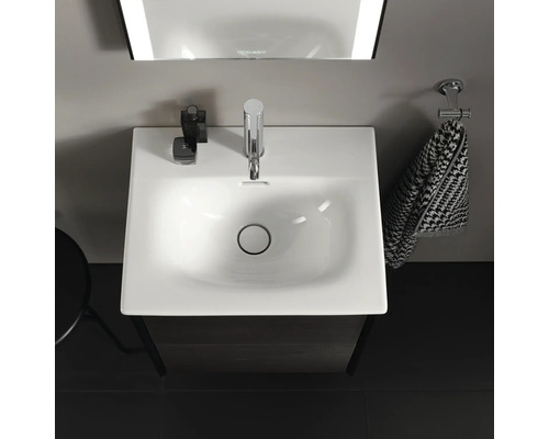 Pohled shora na umyvadlo v koupelně s baterií, ručníkem a zrcadlem