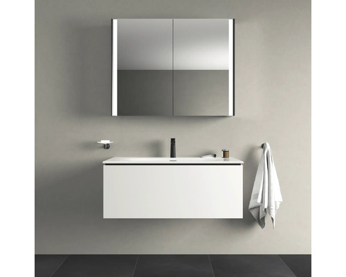 Moderní koupelna s umyvadlovou skříňkou, zrcadlem a baterií