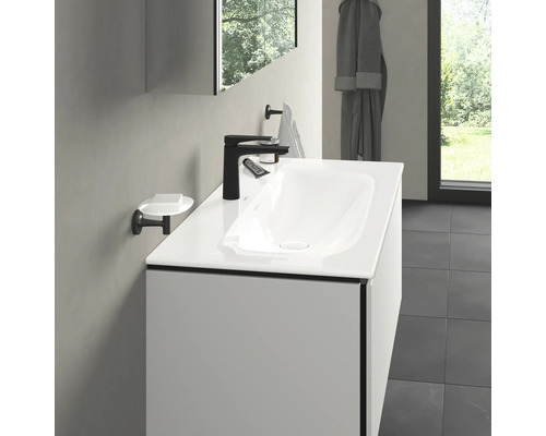 Moderní koupelnové umyvadlo s baterií a miskou na mýdlo