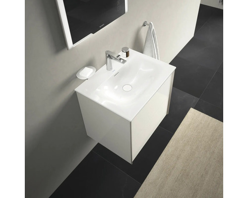 Závěsné umyvadlo s baterií, mýdlenkou a ručníkem v koupelně