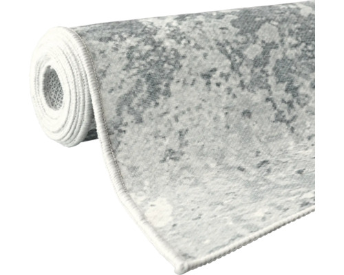 Srolovaný koberec s abstraktním vzorem