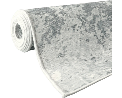 Srolovaný koberec s abstraktním vzorem