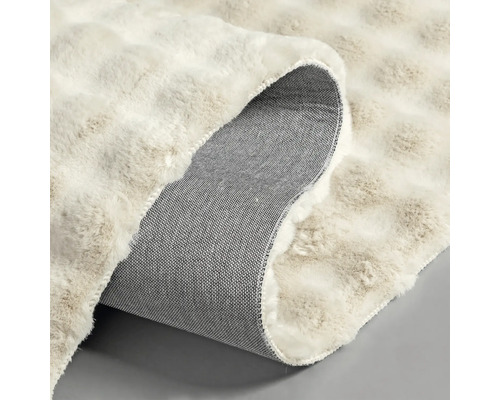 Plyšový koberec s tkanou zadní stranou