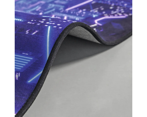 Detail herní podložky pod myš s futuristickým motivem města