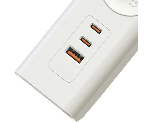 Detailní záběr bílé zásuvkové lišty s USB porty