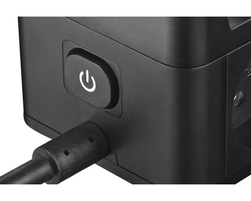 Detailní pohled na generátor proudu s vypínačem a napájecím kabelem